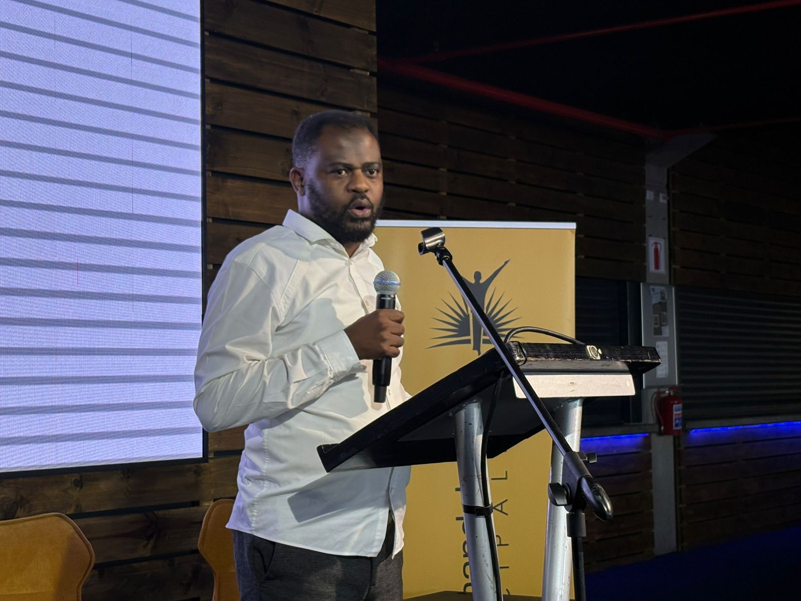 Speaker delivering a Trade Market presentation